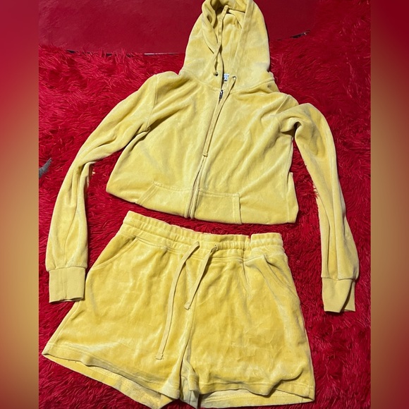 COPY - The Og Trendsetter Velour Short Set Yellow - Picture 3 of 5